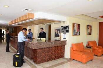Hotel Plaza Calzada Монтеррей Экстерьер фото